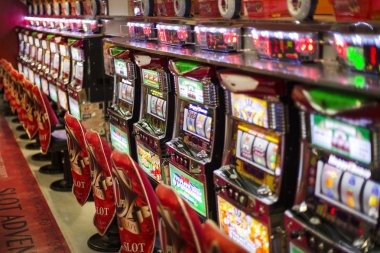 Live dealer at kawanhoki Capsa Banting table with cards displayed